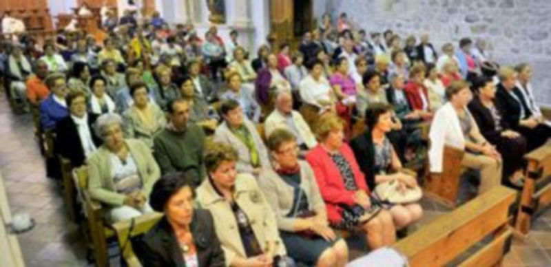 Numerosas socias de ‘María del Salto’ acudieron a la misa que inauguraba el curso. / Kamarero