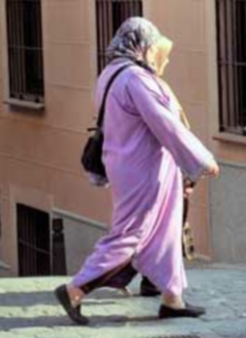 Dos mujeres marroquíes pasean por una calle de Segovia. La comunidad marroquí registró un descenso de afiliación. / Kamarero