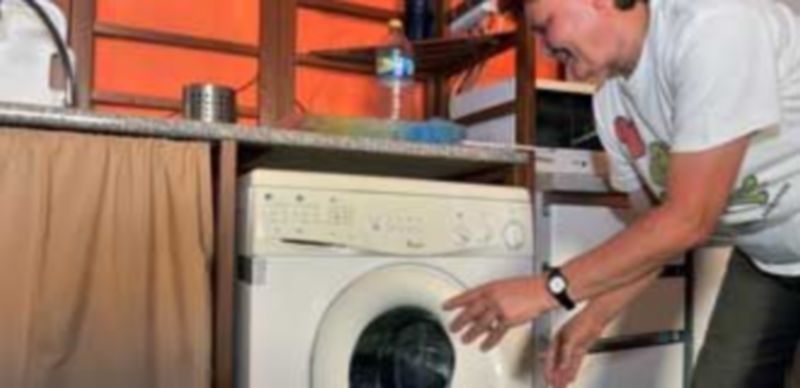 Imagen de archivo de una trabajadora de nacionalidad búlgara en una vivienda de la provincia. / Kamarero