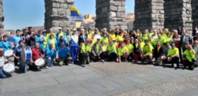 Andariegos segovianos y canarios se hicieron una foto de familia junto al Acueducto