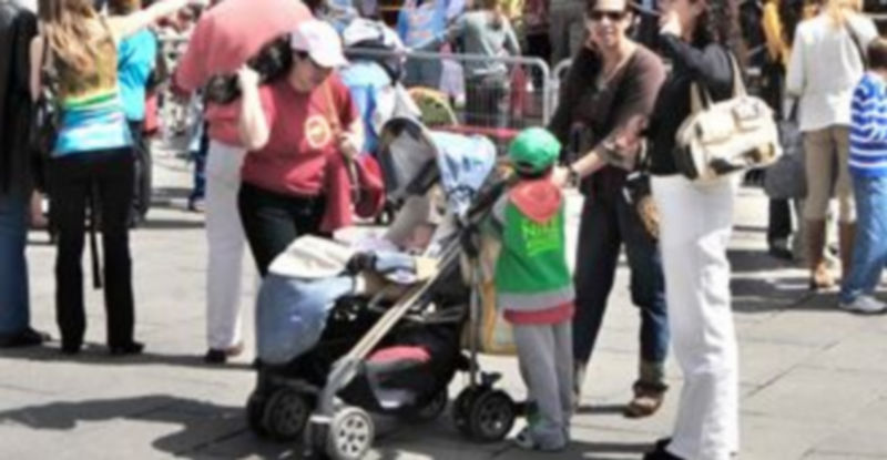 Madres con niños en una plaza segoviana. / KAMARERO