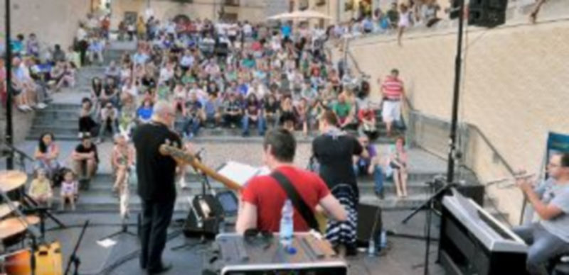 Neda y Labutis Jazz Quartet actuaron ayer en San Martín en el festival Folk Segovia / Kamarero