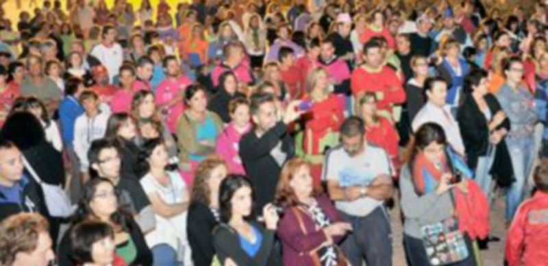 Centenares de personas en la plaza de Espronceda durante el pregón. / Foto: Kamarero