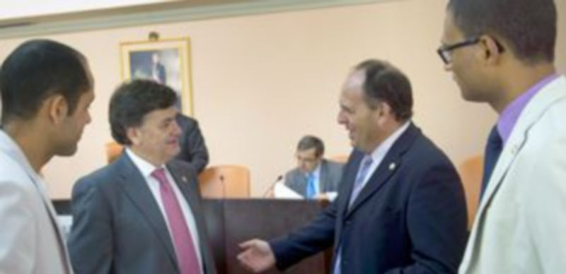 El presidente de la Diputación escucha al portavoz socialista. / Kamarero