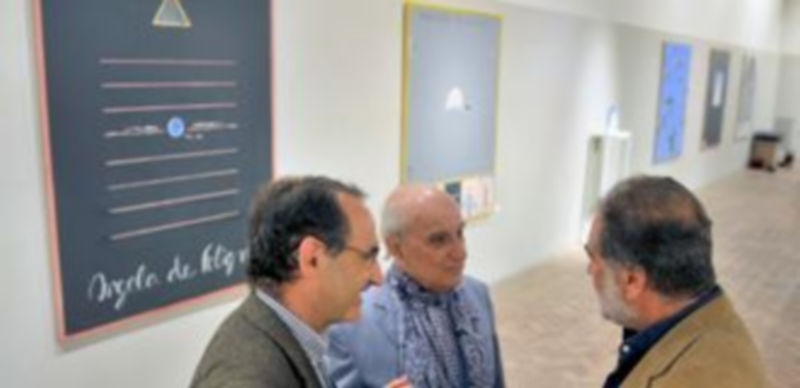 González de la Torre (centro) conversa con Ignacio Sanz (izq.) y Carlos Muñoz ayer por la tarde en La Alhóndiga. / Kamarero