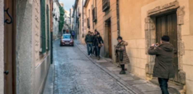 Son numerosos los turistas que cada día pasan por la calle Daoiz. / KAMARERO