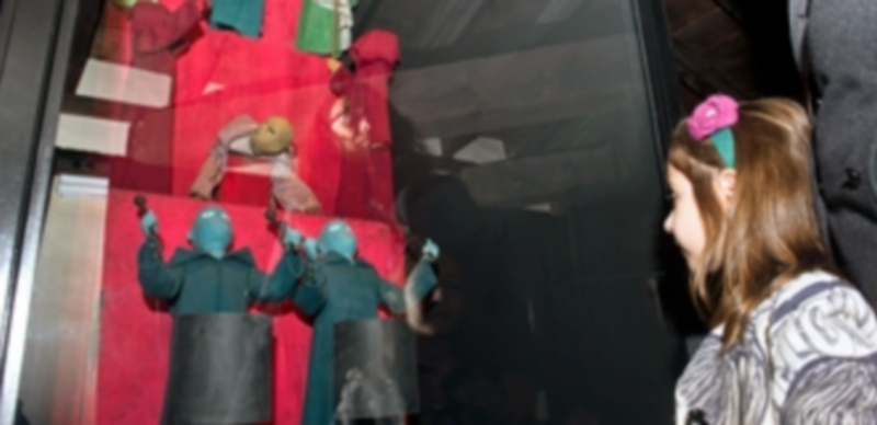 Una niña observa los títeres de Francisco Peralta. / Kamarero