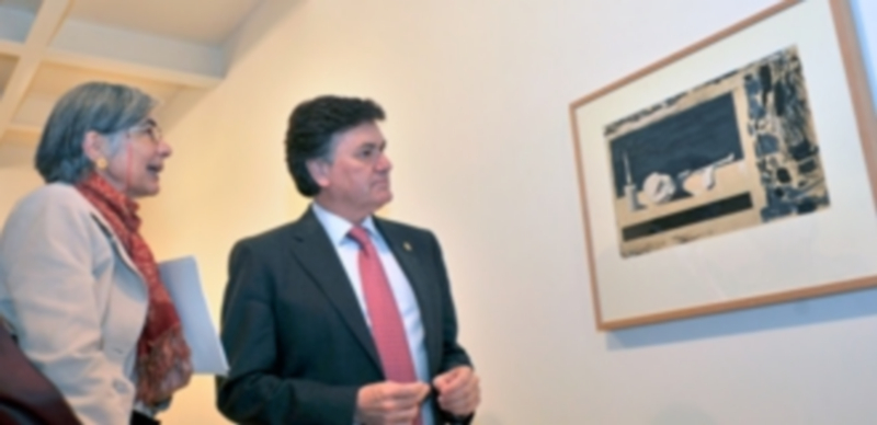 Ana Martín de Aguilar y Francisco Vázquez contemplan una de las obras. / Kamarero