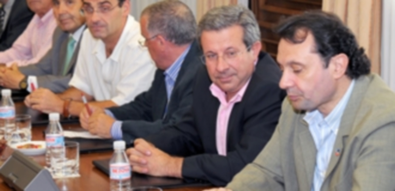 Imagen de archivo de Pedro Arahuetes y otros representantes en un Consejo de Administración de Caja Segovia. / Kamarero