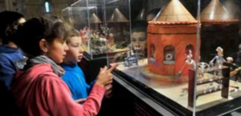 Grupos de escolares visitaron la muestra el día de su inauguración y descubrieron parte de la historia de la región. / KAMARERO