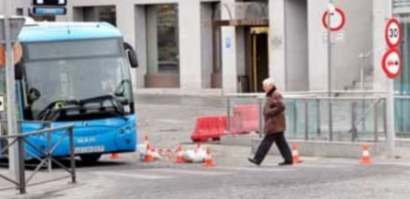 Un autobús urbano circula por la avenida Padre Claret
