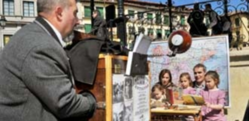 Minuteros de otras provincias rindieron homenaje a la fotografía artesana instalando sus cámaras en la Plaza Mayor./Kamarero