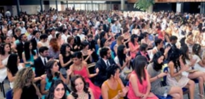 La comunidad universitaria segoviana despidió ayer a la primera promoción del Grado de Publicidad y Relaciones Públicas del campus María Zambrano. / Kamarero