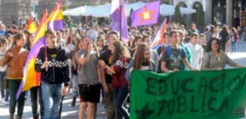 La marcha reivindicativa partió del Azoguejo y subió hasta la Plaza Mayor donde se dio lectura a un manifiesto. / Kamarero