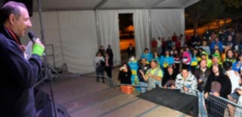 Josechu Egido en pleno pregón inaugural de las fiestas del barrio de La Albuera