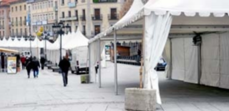 Los trabajos de instalación de las carpas terminaron ayer para abrir hoy repletas de cerámica y alfarería. / Kamarero