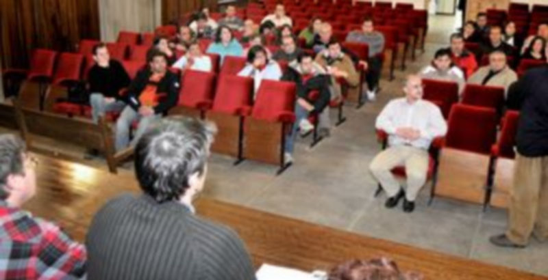 Los trabajadores celebraron ayer por la noche una asamblea. / KAMARERO