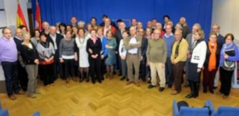 Todos los jubilados de este año 2014 y los trabajadores distinguidos en el acto posaron en la foto de familia. / Kamarero