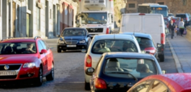 Vehículos circulando por una calle segoviana. / KAMARERO