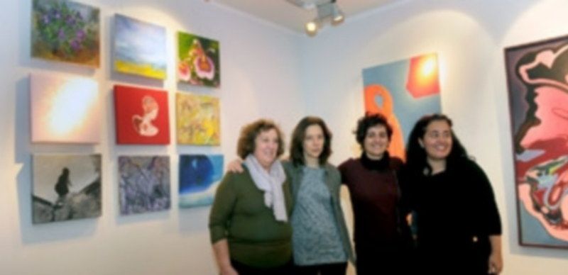 Cuatro de las nueve artistas del ‘Colectivo Piezas’ ante parte de las obras de la exposición homónima que inauguraron en el Teatro Juan Bravo. / KAMARERO