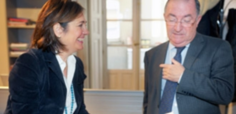 Beatriz Escudero y Javier Santamaría conversan minutos antes de la rueda de prensa de balance del Debate. / KAMARERO