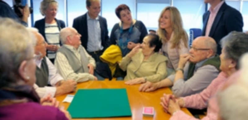 Trinidad Jiménez acompañó ayer a Clara Luquero en su visita al Centro Integral de Servicios Sociales de La Albuera. / Kamarero