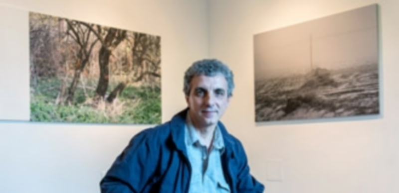 El artista leonés José María Marbán en la exposición fotográfica ‘Four Seasons Room’. / El Adelantado