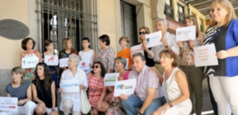 El Ayuntamiento distribuye la recaudación obtenida en la VIII Marcha de Mujeres 1 Representantes de los 13 colectivos participantes en la VIII marcha de mujeres