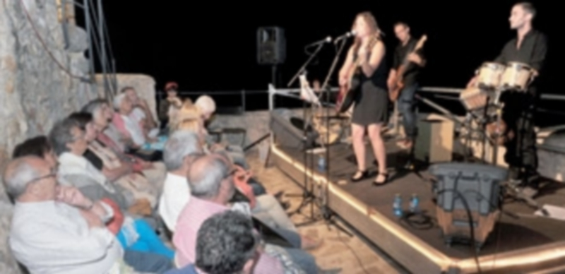 La actuación de Álida Jiménez con los músicos de Luna Callejera cerró el ciclo de Los Martes de la Muralla. / Kamarero