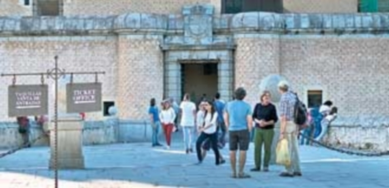 La exposición promovida por el Instituto Geológico Minero se inaugura hoy en el Alcázar. / kamarero