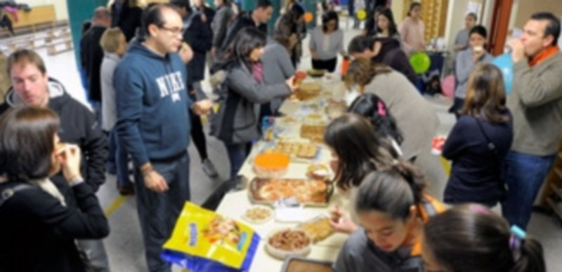 Tapeo solidario por los compañeros 1 Cada familia puso su aperitivo sobre la mesa común del colegio Santa Eulalia. / Kamarero