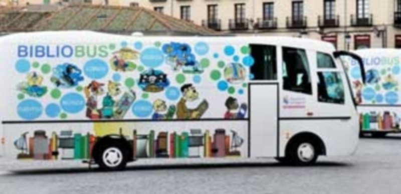 Los bibliobuses de la Diputación llevan la pasión por la literatura a todos los rincones de la provincia. / Kamarero