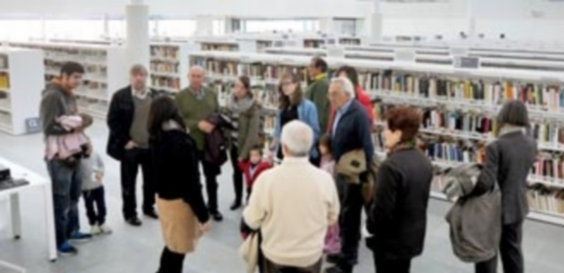 Un grupo de segovianos atiende las explicaciones de una guía durante la primera jornada de puertas abiertas. / Kamarero