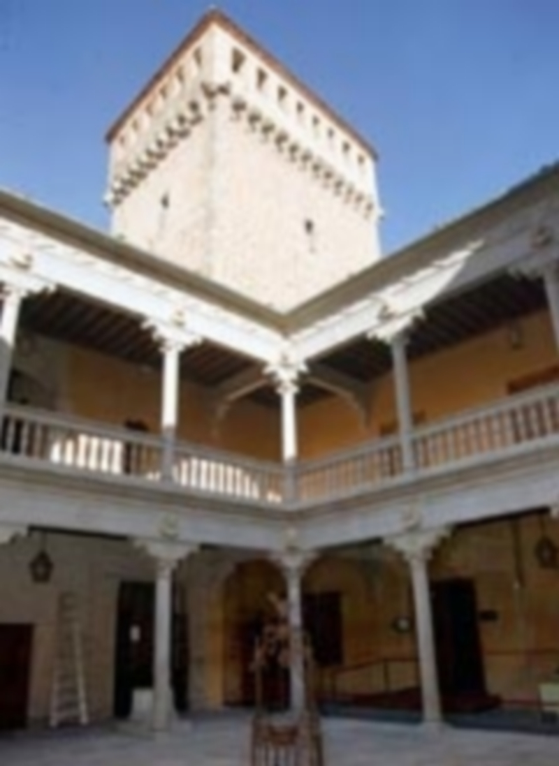 La Fundación destinará 150.000 euros a obras en el Torreón de Lozoya. / Kamarero