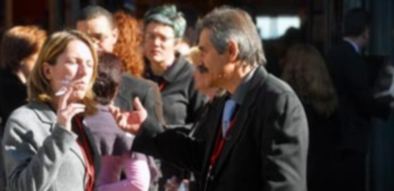 Los  fumadores sólo pueden consumir tabaco en espacios abiertos