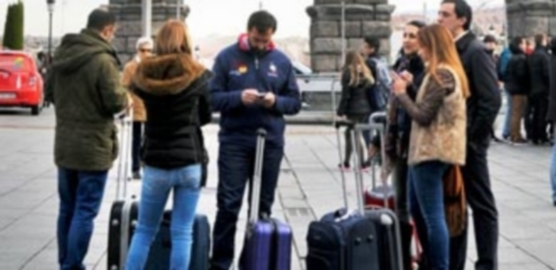 La mayor parte de los turistas que visitan Segovia proceden de otros puntos de la geografía española. / Kamarero