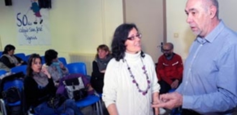 Jesús Salido conversa con la presidenta de la federación provincial de asociaciones de padres