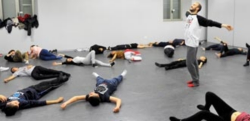 Alumnos de Secundaria participaron ayer en un taller de teatro que formaba parte de las actividades programadas por el Ayuntamiento de Segovia con motivo del Día del Libro. / El Adelantado