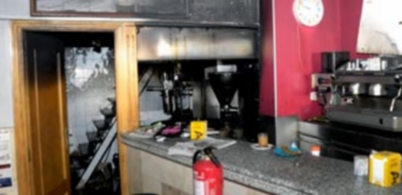 El interior de la churrería Mar-Mel quedó bastante afectado tras el fuego en la cocina. / Kamarero