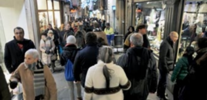 La Calle Real es una de las zonas más comerciales de Segovia y en la que más negocios se han abierto. / KAMARERO