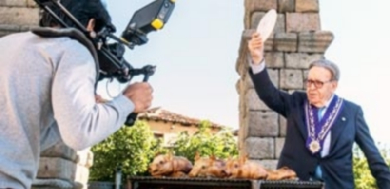 Tradiciones como partir el cochinillo con un plato también fueron grabadas. / KAMARERO