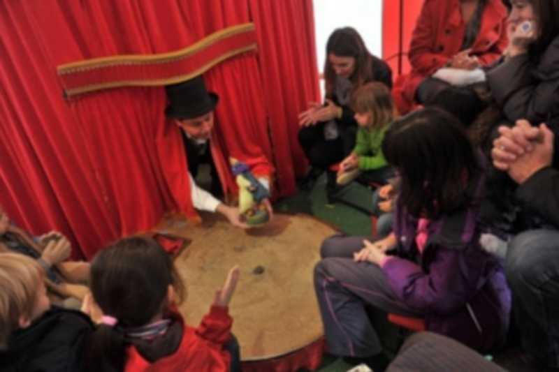 Varios niños disfrutan de uno de los talleres desarrollados el pasado año durante la celebración de la Muces. / Kamarero