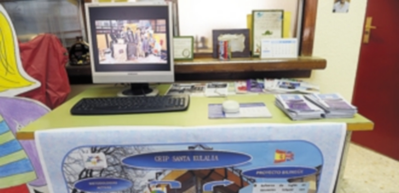En el vestíbulo del CEIP Santa Eulalia hay un expositor con material audiovisual y dípticos informativos. / Kamarero