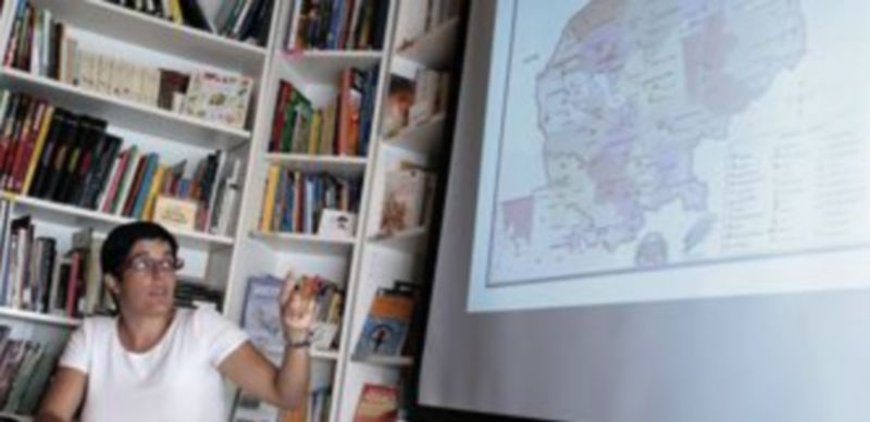 Amagoia Labarga explica sobre un plano del país los proyectos que se están desarrollando. / Lara Mazagatos