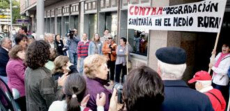 Los vecinos de Ayllón iniciaron hace un mes las movilizaciones contra el cierre de las guardias de noche. / Lara Mazagatos