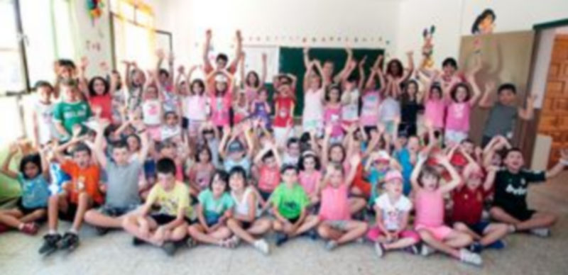 El grupo de niños del campamento urbano de Palazuelos de Eresma posa en una de las clases. / Lara Mazagatos