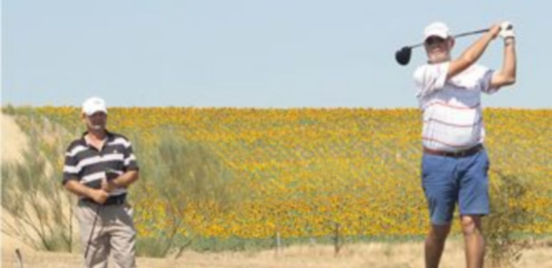 Alfonso de la Fuente es observado por un compañero mientras golpea. / LARA MAZAGATOS