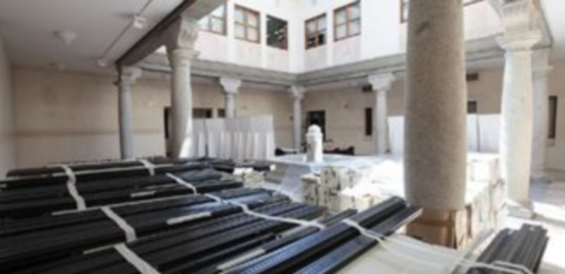 Las obras que se están ejecuntado en la planta segunda del edificio del siglo XVIII han motivado que algunos documentos estén sellados en el patio. / Lara Mazagatos