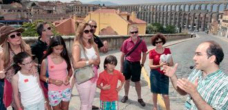 Un guía de Turismo explica el legado de Isabel la Católica en Segovia. / L. M.