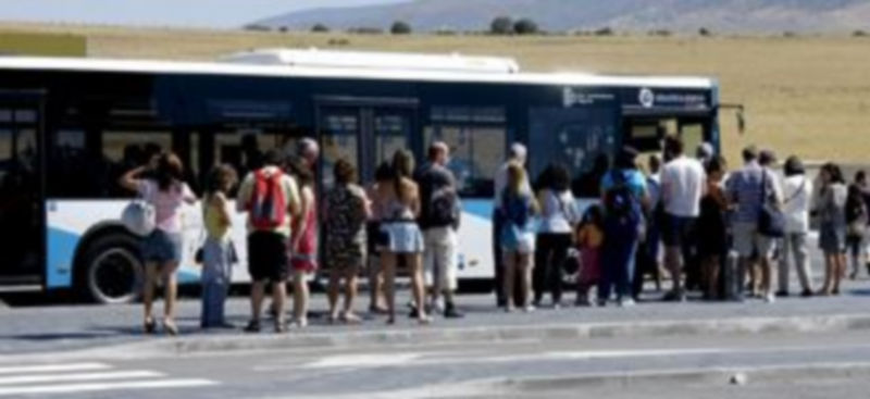 Los turistas esperan pacientemente para entrar en los autobuses que comunican la estación del Ave con el centro de la ciudad. / Leandro Valdez